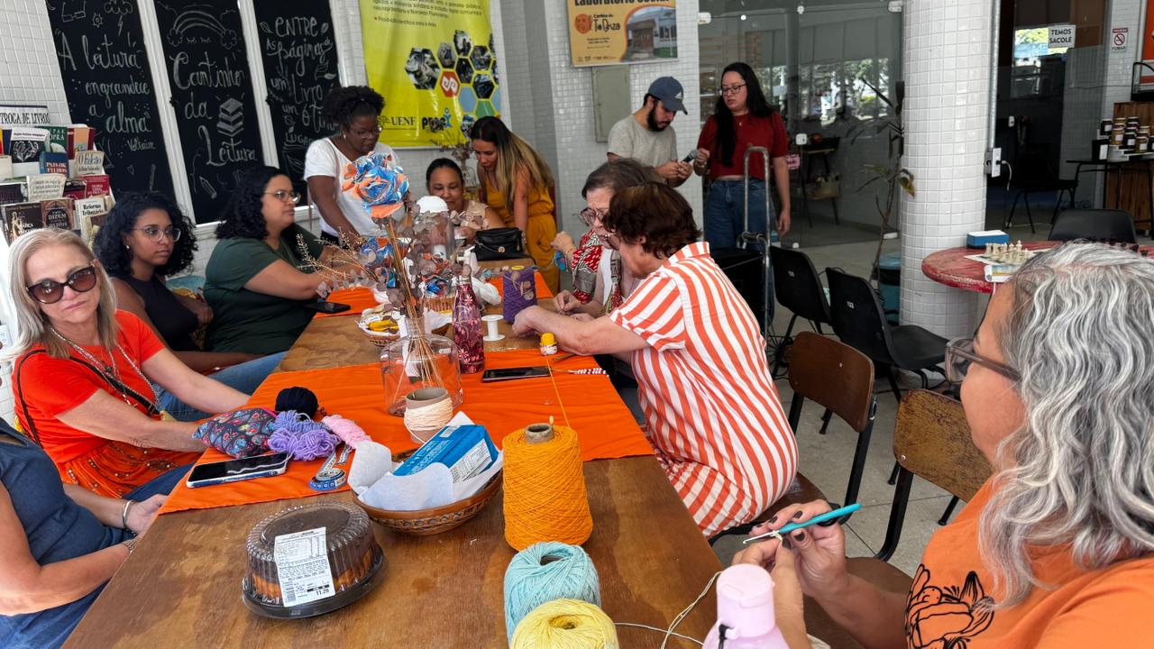Artesãs reunidas confeccionando os primeiros quadradinhos para montagem da árvore de natal