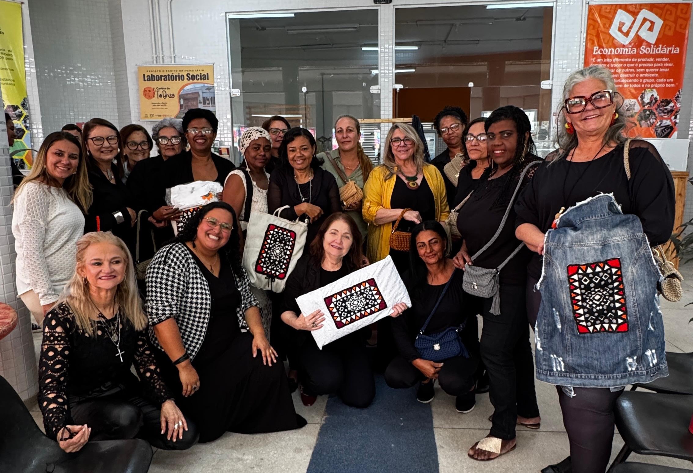 Alunas do curso Confraria do Ponto encerram a segunda etapa das aulas de croche e bordados de 2025.