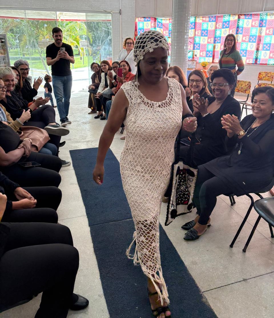 Elizete Pacheco desficou com vestido longo e touca de croche feito por ela.