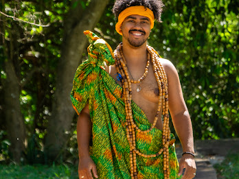 Marco Aurélio mostrando a história Afro nas cores e desenhos dos tecidos