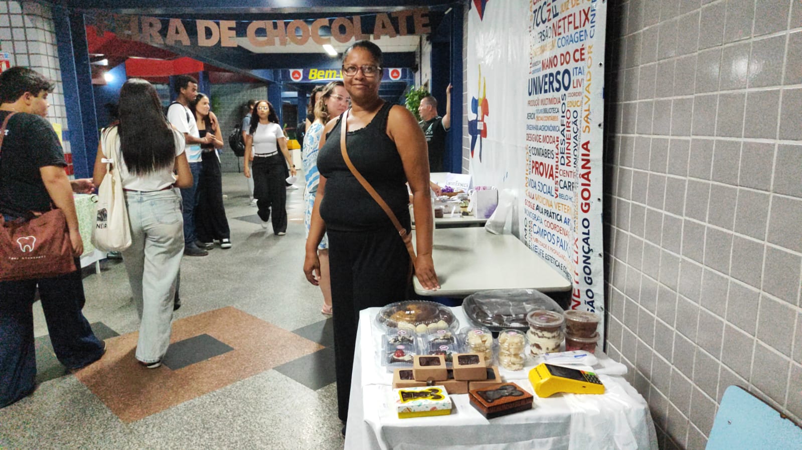 Expositora Jô otimista com mais uma jornada de trabalho.